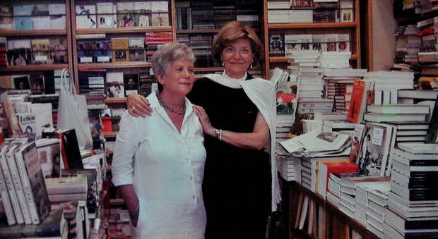 Anna Rizzo Palmieri nella sua libreria con Sveva Casati Modignani