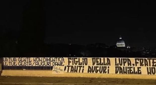 Roma, striscione choc dei romanisti con dedica per De Santis, l'ultrà che uccise Ciro Esposito