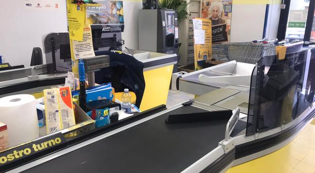 Il supermercato di Terni ancora senza le protezioni per le cassiere
