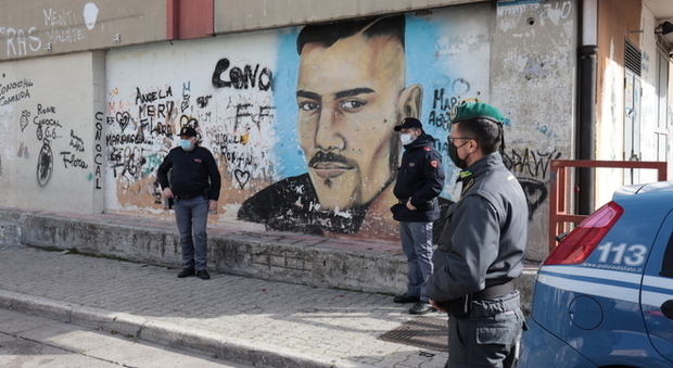 Napoli, cancellati i murales per il pusher Pisellino e il pregiudicato cugino del calciatore