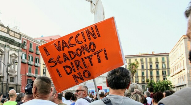 Napoli e i dissidenti del vaccino: 50mila over cinquanta rifiutano ancora le dosi