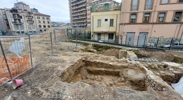 Terni. Largo Cairoli, riaffiorano i resti delle mura romane