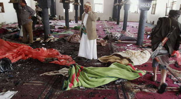 Yemen, 2 kamikaze si fanno esplodere davanti a moschee: 150 morti e 300 feriti. L'Isis rivendica l'attacco