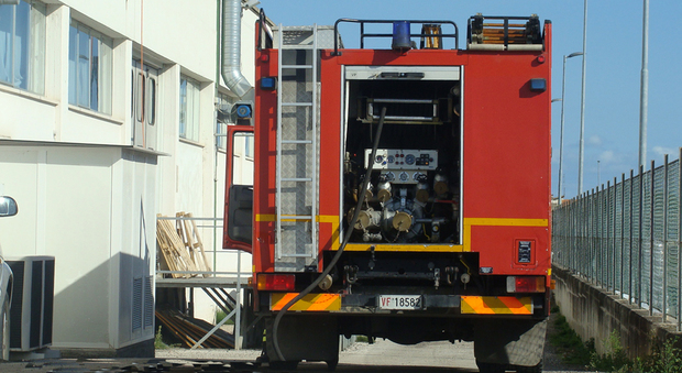 Porto Sant'Elpidio, principio d'incendio sul tetto del capannone industriale