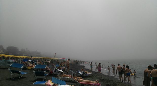 Sorpresa in spiaggia: banchi di nebbia oscurano il litorale romano