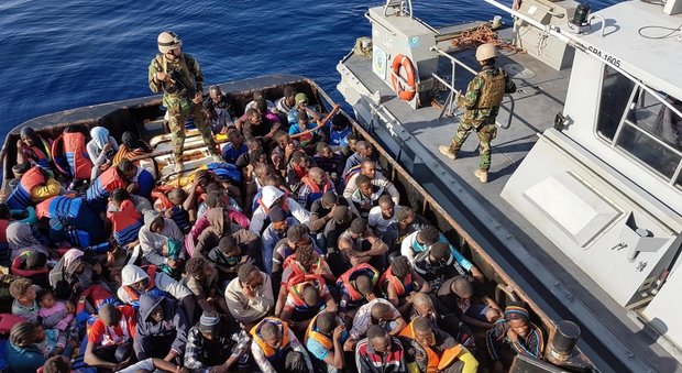 Migranti, 5.000 arrivi in un giorno, bimbo partorito sulla nave dei soccorritori