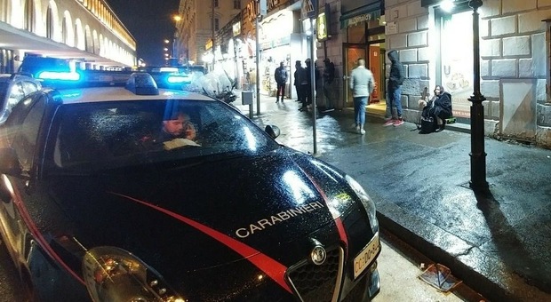 Cena al ristorante e le rubano la borsa: il ladro inseguito e fermato dal carabiniere fuori servizio