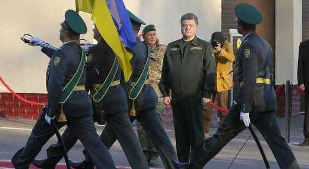 Ucraina, il presidente Poroshenko firma la legge per l'epurazione di circa un milione di dipendenti