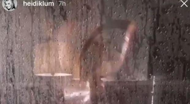 Heidi Klum nuda sotto la doccia, il video finisce su Instagram