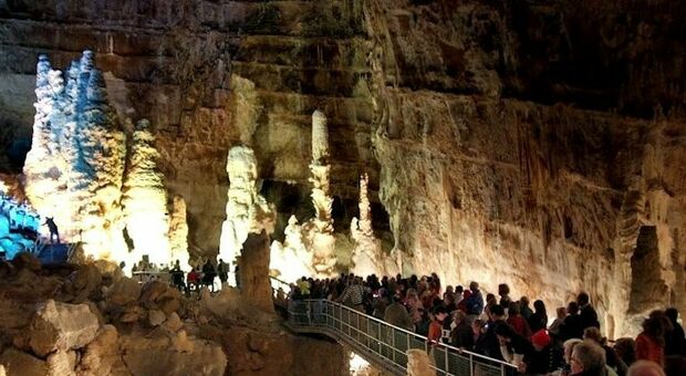 Primo weekend in zona gialla: aprono le grotte e tornano i turisti. Frasassi riparte aspettando il Giro d'Italia