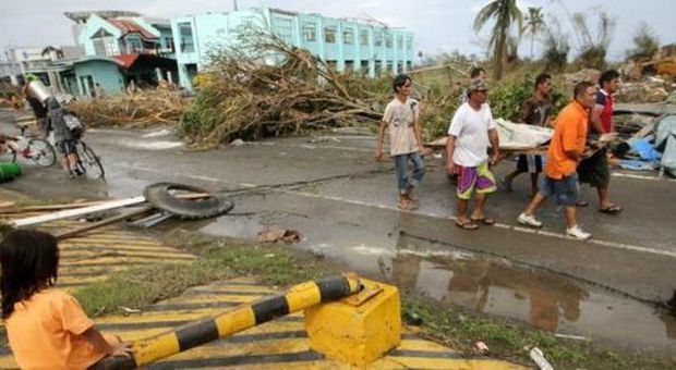 Super tifone Haiyan devasta le Filippine: «Oltre 10mila morti». La tempesta si dirige verso Vietnam e Laos