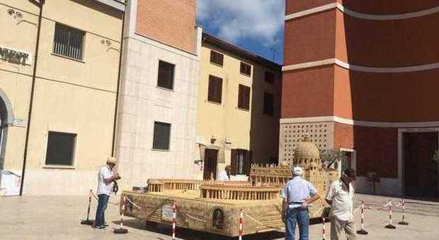 Installata la riproduzione della Basilica fatta di spighe di grano