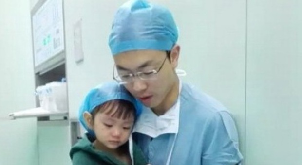 Medico dal cuore grande: la bimba piange prima dell'intervento, lui riesce a calmarla