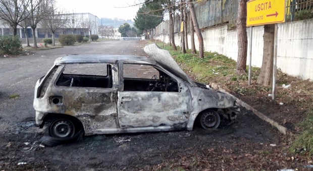 Auto in sosta al Palatedeschi distrutta dalle fiamme