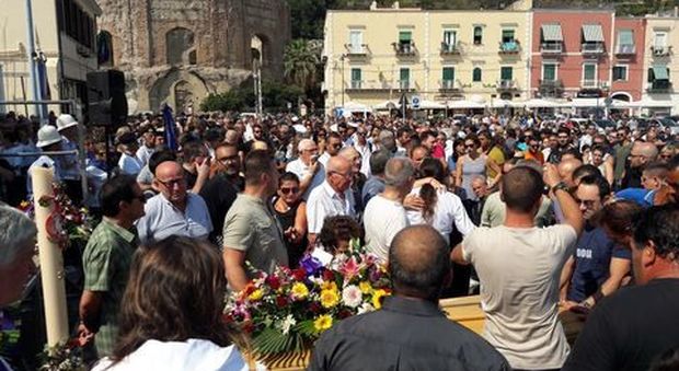 Funerali separati per Lara e Antonio: due comuni in lutto | Foto