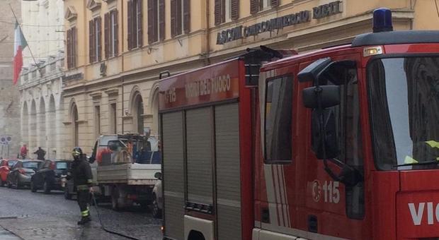 Rieti, fuga di gas in via Garibaldi, evacuati temporaneamente uffici e negozi. Foto intervento