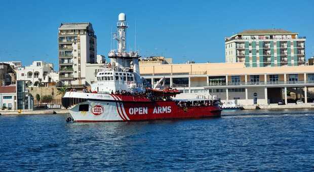 Migranti, arrivata nel porto di Brindisi nave Open Arms