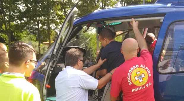Il gruppo di disabili che a Maniago ha potuto volare con l'elicottero di Elifriulia
