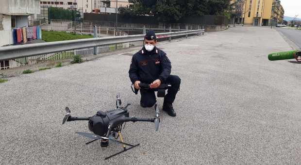 Coronavius a Napoli, a Scampia arrivano i droni anti-assembramenti