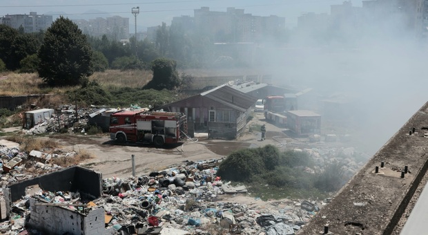 Incendio nel campo rom di Scampia, scatta il monitoraggio ambientale