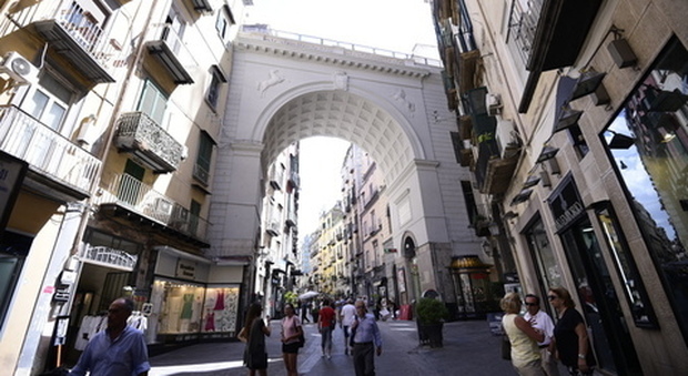 Napoli, dopo un anno di lavori e restauri riconsegnato alla città il ponte di via Chiaia