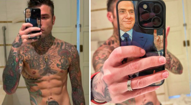 Fedez, il selfie con la cover di Silvio Berlusconi che fa le corna diventa virale: «L'uomo che non deve chiedere mai». I fan: porta rispetto