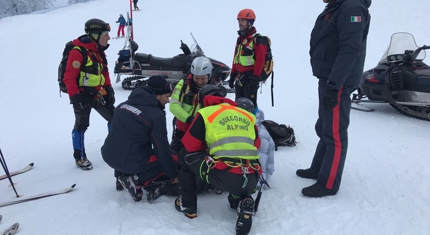 Snowboard senza casco, 18enne cade rovinosamente: è grave