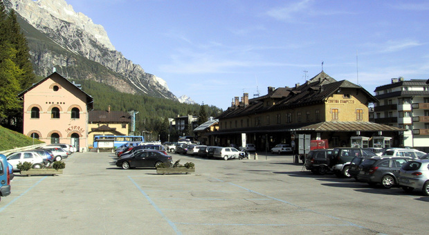 Parcheggio a Cortina, abbonamento di 180 euro per 5 mesi: stesso prezzo ma ci sono meno posti