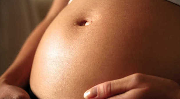 Una donna partorisce dopo il trapianto dell'utero: è il primo caso al mondo