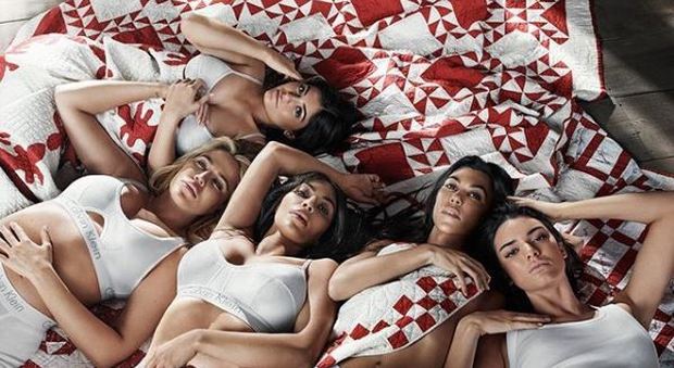 Le sorelle Kardashian in lingerie per Calvin Klein, ma Kim non sembra lei