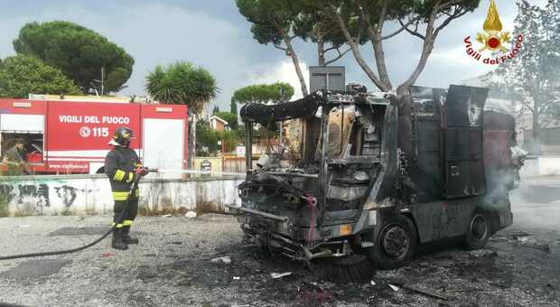 Roma, spazzatrice Ama prende fuoco, intervengono i vigili del fuoco