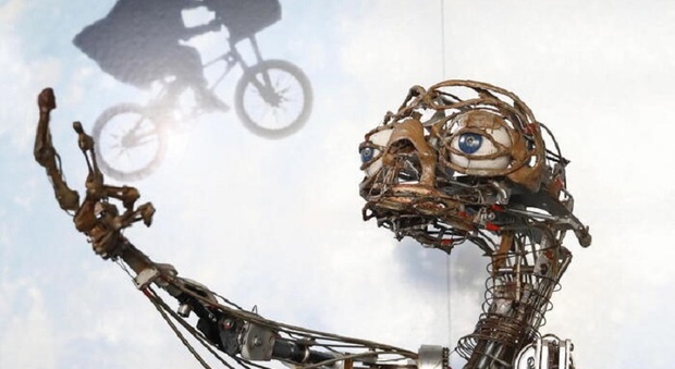 La statua di E.T., venduta all'asta a 2 milioni e mezzo di euro. Tra i cimeli pop anche il guanto da boxe di Robert De Niro