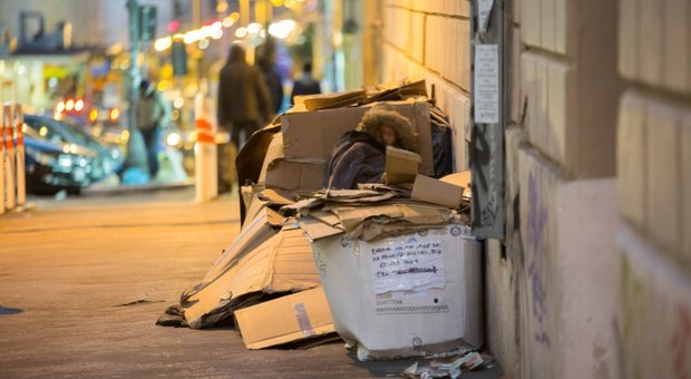 Roma, clochard trovato morto in strada: ipotesi malore