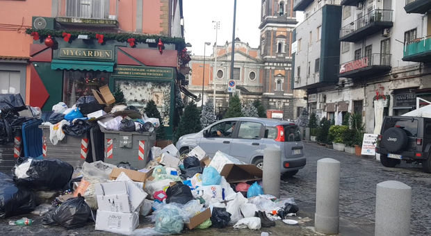 Cumuli di rifiuti a piazza Mercato