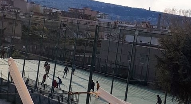 Coronavirus, a Napoli si gioca a calcio: boom d'insulti contro i ragazzini