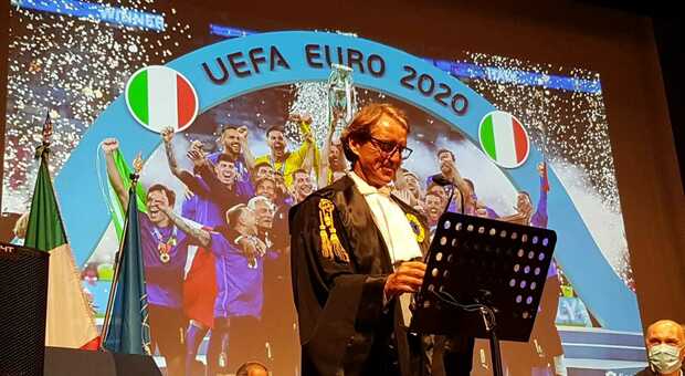 Al ct della Nazionale di calcio la laurea ad honorem dell’università di Urbino. Mancini: «Il vero leader? Corregge senza umiliare»