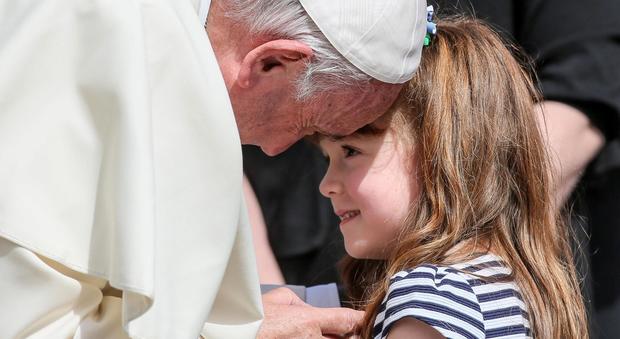 Papa Francesco benedice gli occhi della piccola Lizzy