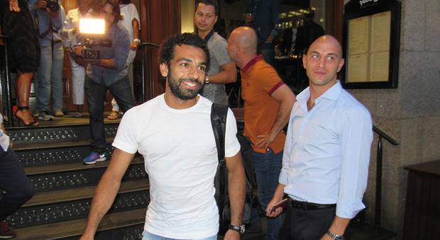 Roma, Salah è arrivato a Boston: subito l'abbraccio con Pallotta. Oggi il primo allenamento