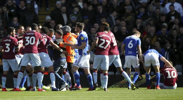 Inghilterra, tifoso in campo aggredisce Grealish dell' Aston Villa: arrestato