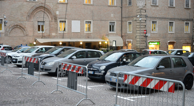 Le auto parcheggiate in piazza della Libertà