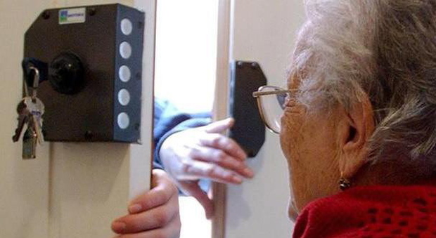 Paura per una signora di 77 anni che si è trovata un ladro in casa