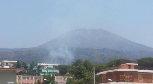 Incendi nelle pinete del Vesuvio: maxi multe fino a 10mila euro