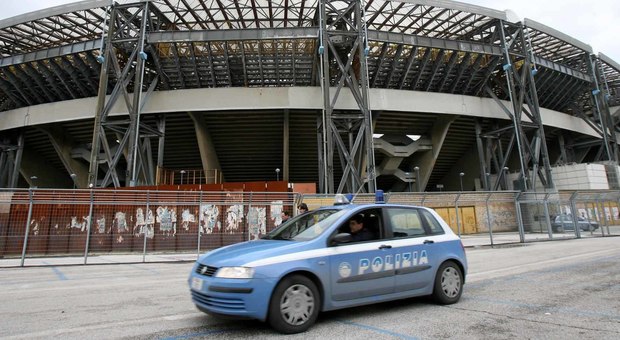 Napoli, catturato il rapinatore delle coppiette nel parcheggio dello stadio San Paolo