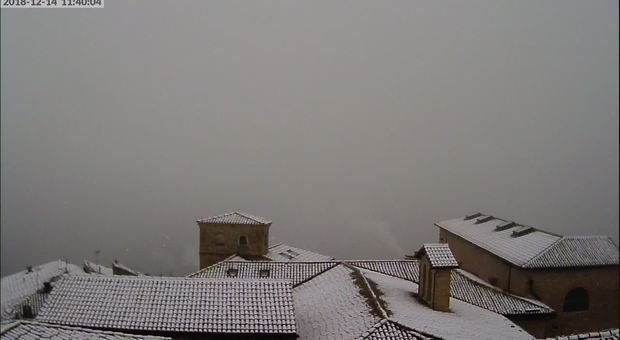 Temperature in picchiata e nevicate sul Montefeltro, "imbiancata" Urbino