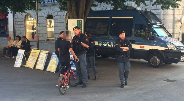 I controlli della polizia in piazza Roma nell'estate del 2016 quando il centro fu preso di mira da una banda di baby bulli