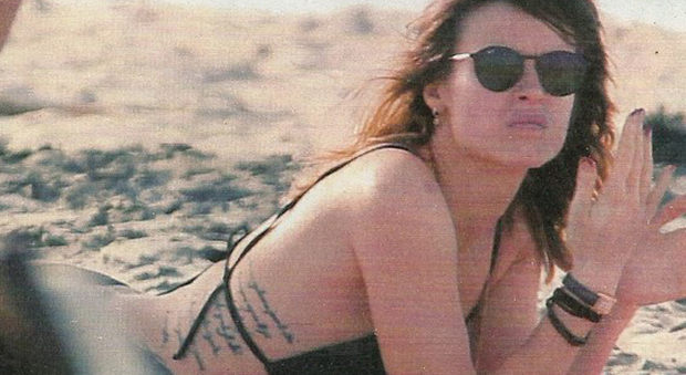 Kasia Smutniak sirenetta in bikini: coccole al figlio e kitesurf con Domenico Procacci