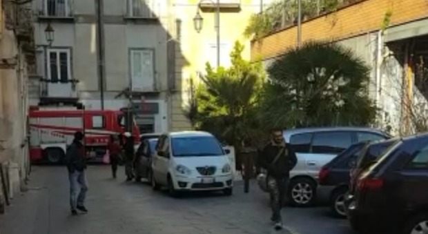 I mezzi dei pompieri bloccati dalle auto ferme in doppia fila, caos a Nocera Inferiore