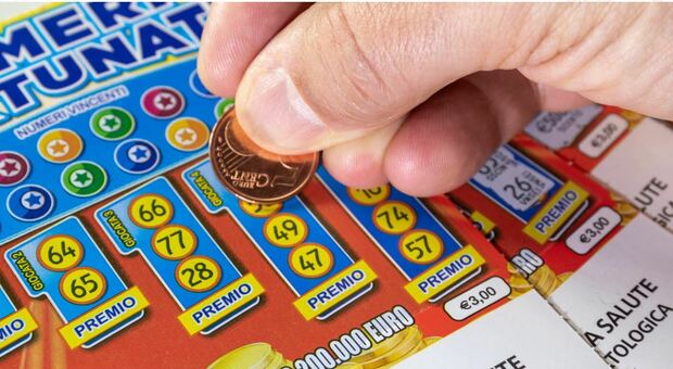 Vince alla lotteria un miliardo di euro, lo ritira tre mesi dopo: «Ho diviso il premio»