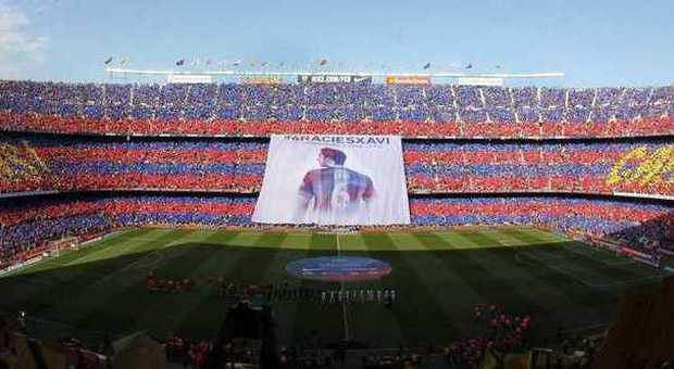 Barcellona, tutto lo stadio in piedi e un mega striscione per salutare Xavi