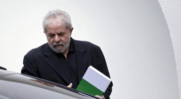 Brasile, chiesto l'arresto dell'ex presidente Lula: «Ha nascosto la proprietà di un attico»